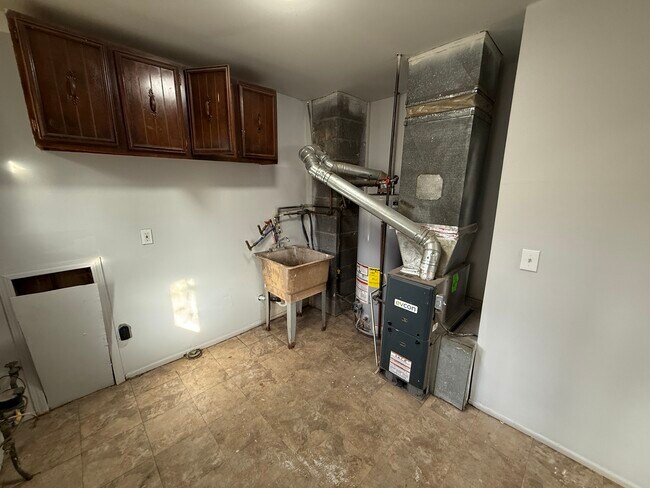 Building Photo - 14219 Hobart Ave