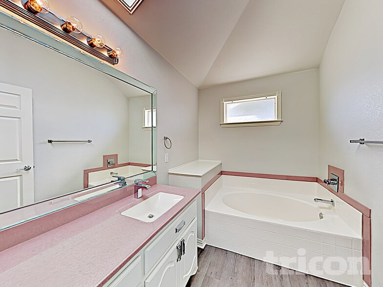 Building Photo - 1202 Mission St