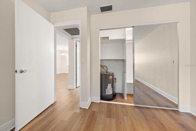 Building Photo - 1975 W Bay Dr