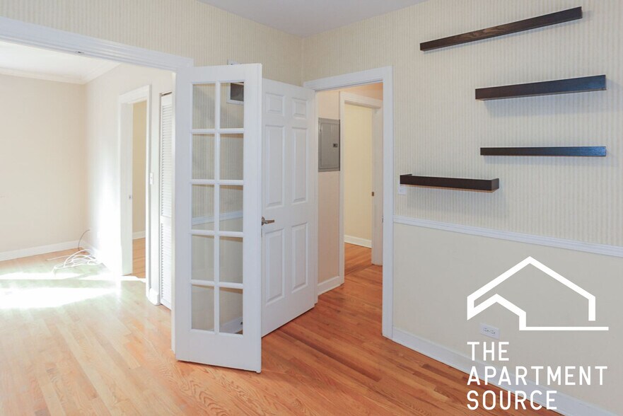 Building Photo - 624 W Roscoe St