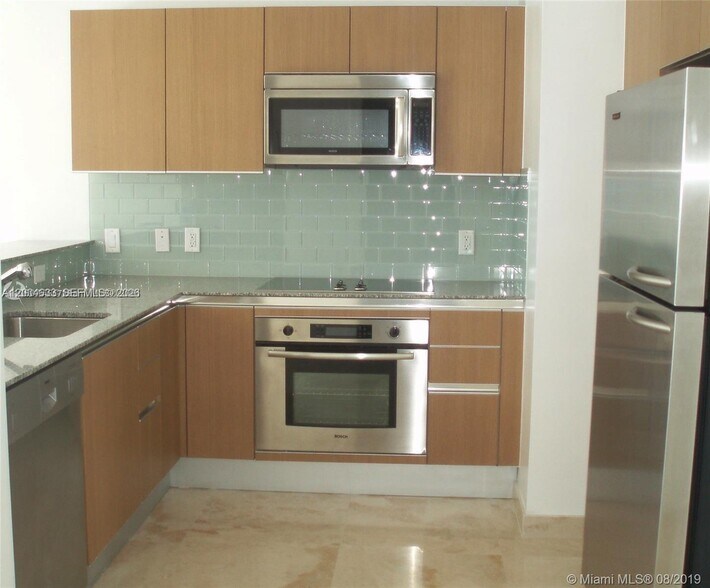 Building Photo - 1060 Brickell Ave