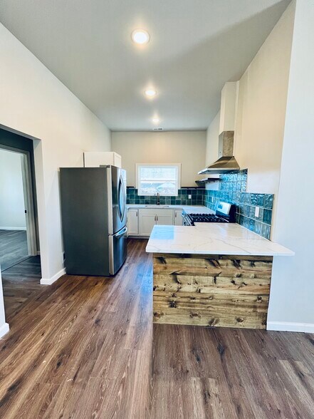 Kitchen - 1012 Swan St