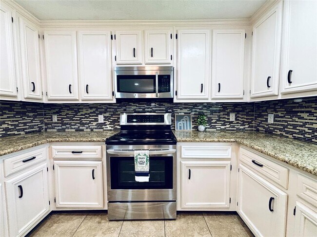 Building Photo - 2413 Kingsdale Dr