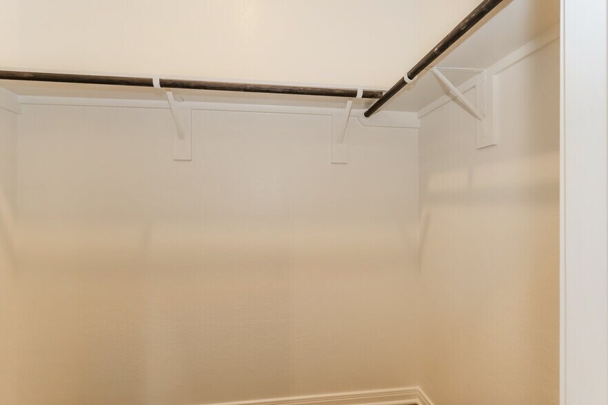 Building Photo - 15642 Plum Brk Dr