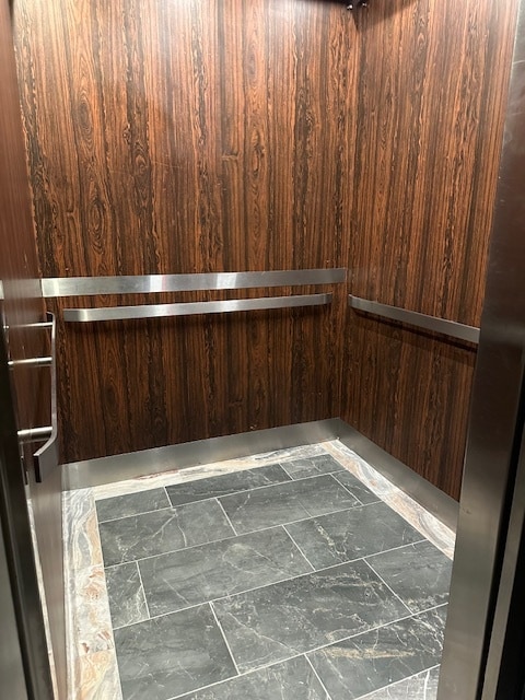 Elevator - 1750 N Mohawk St