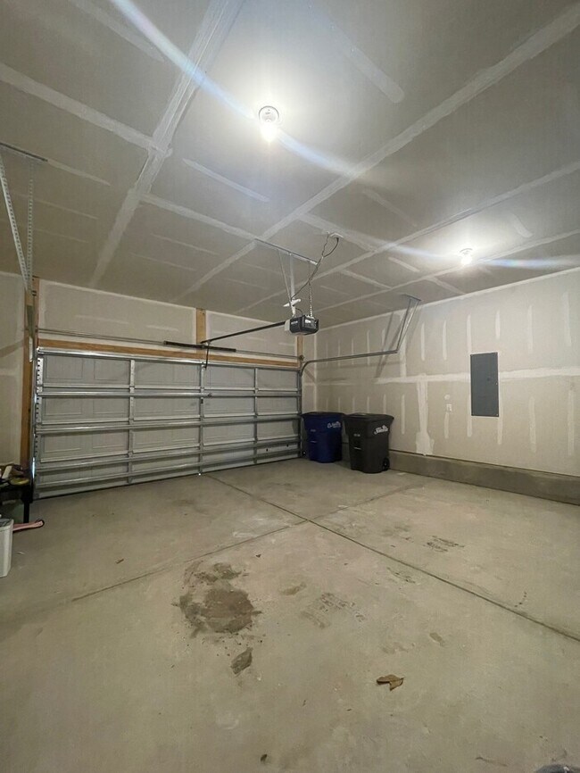 Building Photo - Spacious & Modern Ranch-Style Living