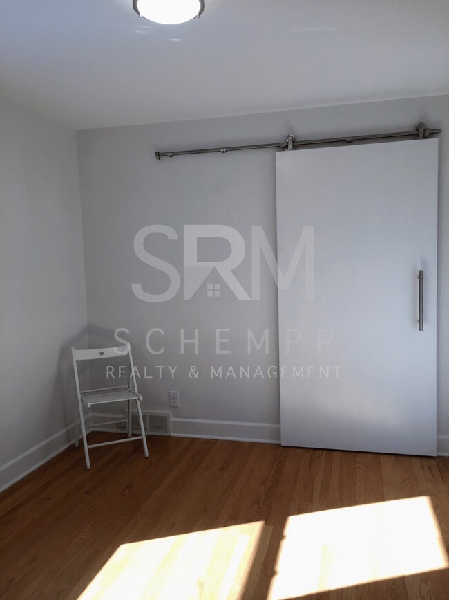 Building Photo - Updated 4BR with two living spaces in Hikes Point **Available Now**