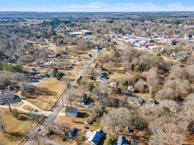 Building Photo - Brand New 4 Bedroom Home - Walk to Downtow...