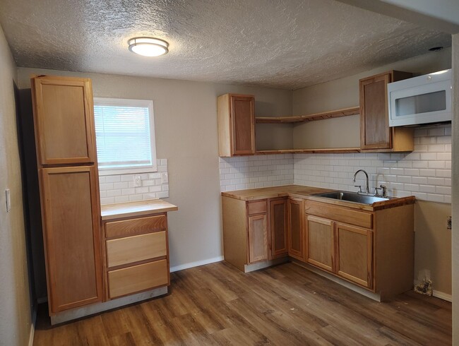 Building Photo - AVAILABLE NOW- Newly remodeled - Cute and ...
