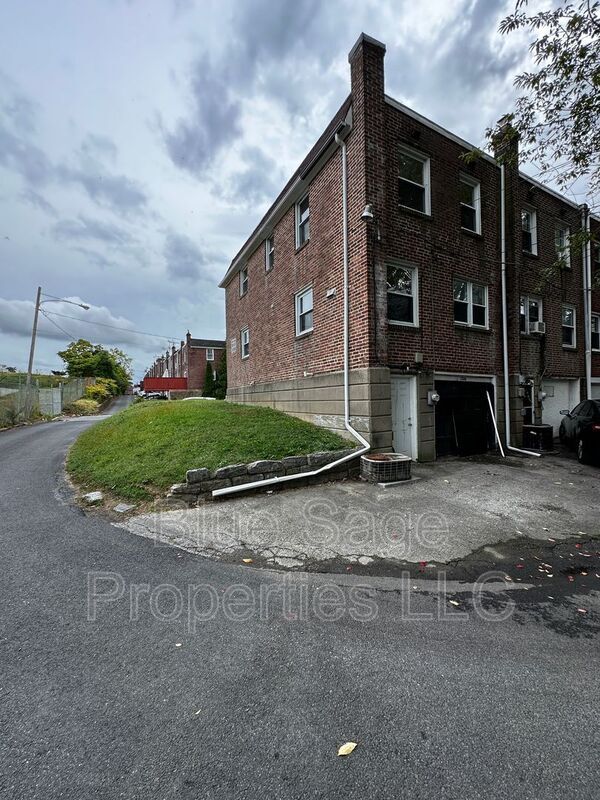 Building Photo - 1500 Llanwellyn Ave