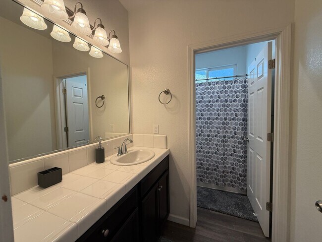 Building Photo - Must See! Fully furnished 3 bedroom, 2 bat...