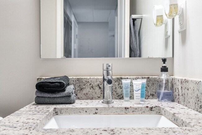 Building Photo - 615 N East St