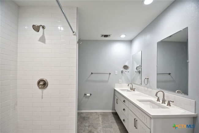 Building Photo - 1215 Clearwater Dr
