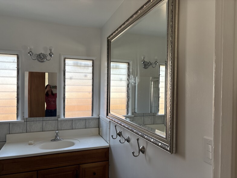 Main bathroom - 3822 Huron Ave