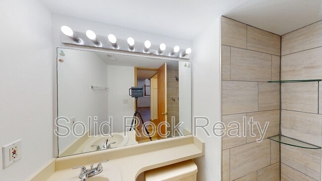 Building Photo - 935 Greenbrier Dr