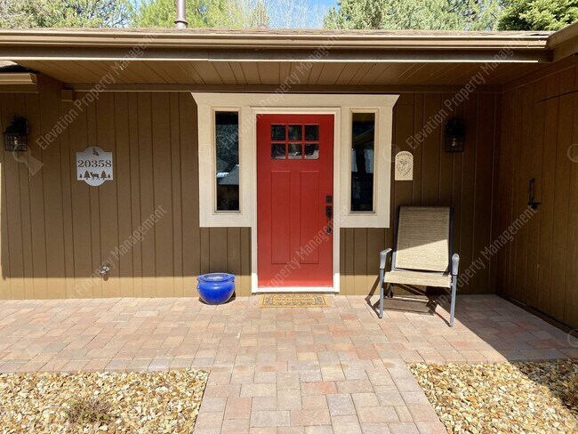 Building Photo - Spacious 2 BR Bend Home in Forested Cul-de...