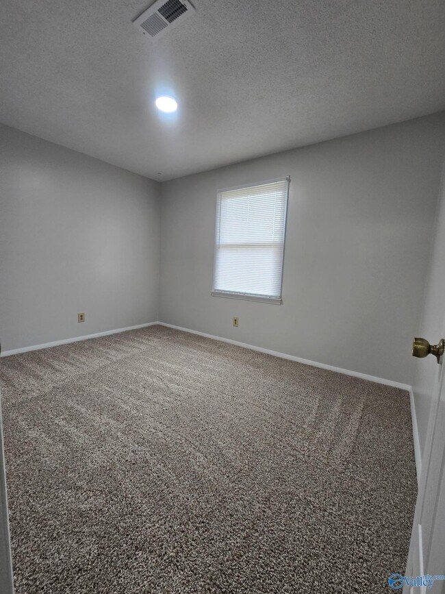 Building Photo - 12100 Carriage Ct SE