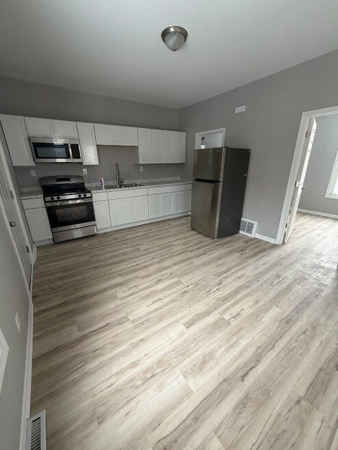 Building Photo - 1646 Center St