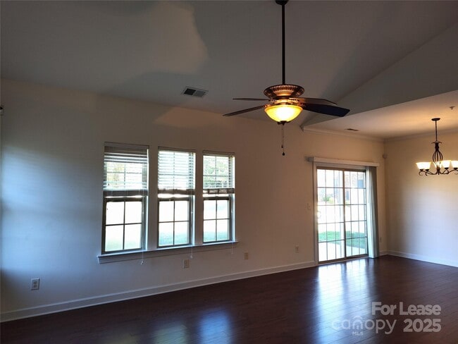 Building Photo - 14616 Juventus St