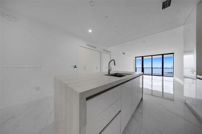 Building Photo - 700 NE 24th St