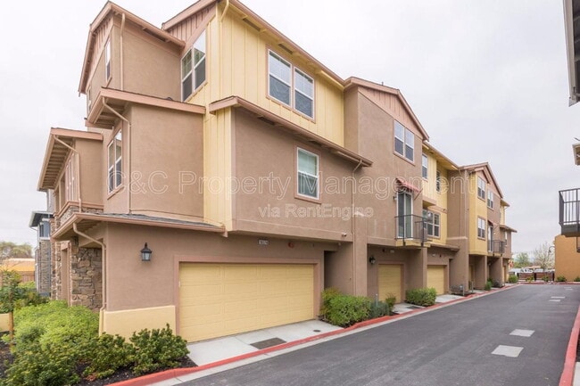 Building Photo - 1657 Prime Pl