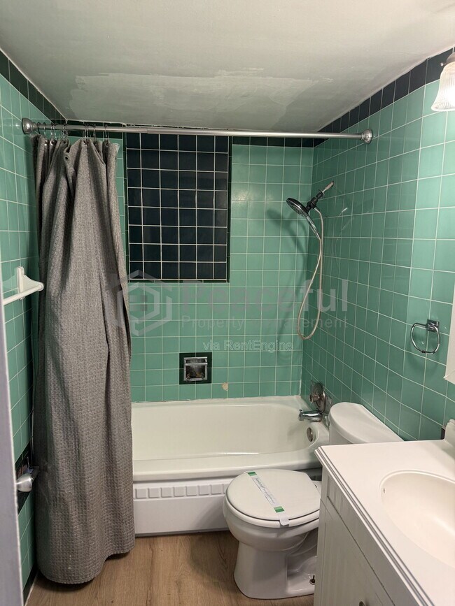 Building Photo - 128 E Truman Ave