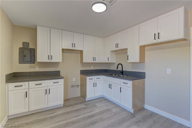 Building Photo - 1940 Merze Ave