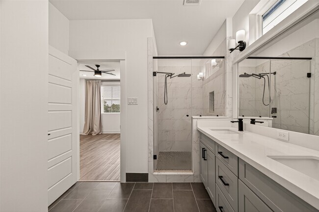 Building Photo - 1406 Mansfield St