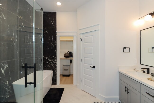 Building Photo - 4902 Higgins St