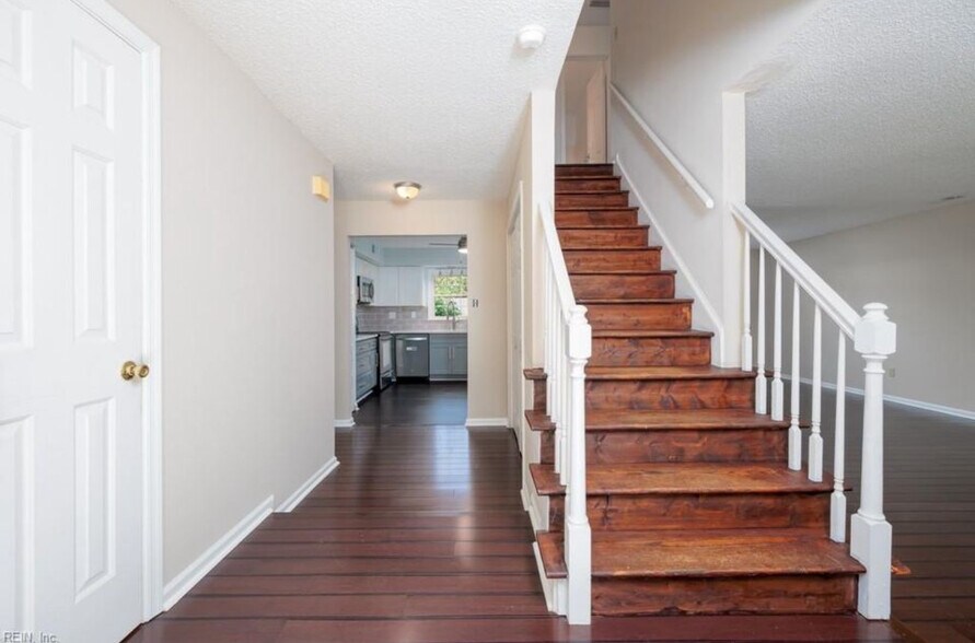 Building Photo - 1288 Hillock Xing