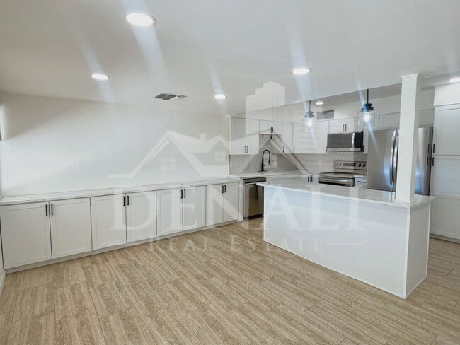Building Photo - 2401 E Meadowbrook Ave