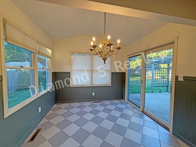 Building Photo - Southeast Springfield 3 Bedroom Home Avail...