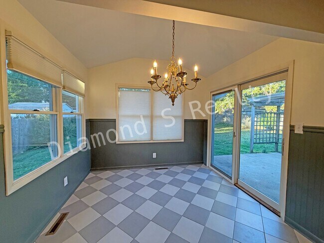 Building Photo - Southeast Springfield 3 Bedroom Home Available!