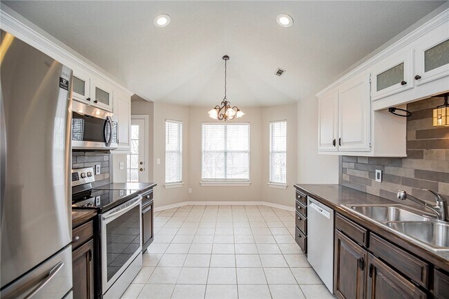 Building Photo - 2803 Foxwood Dr