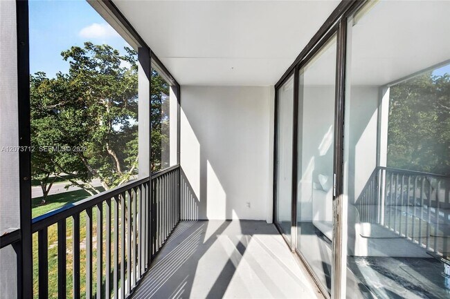 Building Photo - 3301 N Country Club Dr
