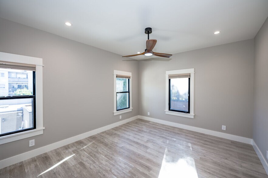 Building Photo - 494 S Marengo Ave