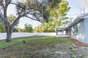 Building Photo - Recently updated, custom 3/2/2 on fenced c...