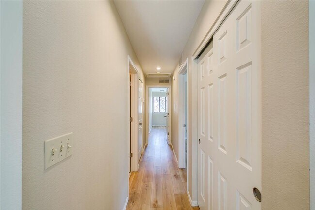 Building Photo - Elegant Condo Near the River