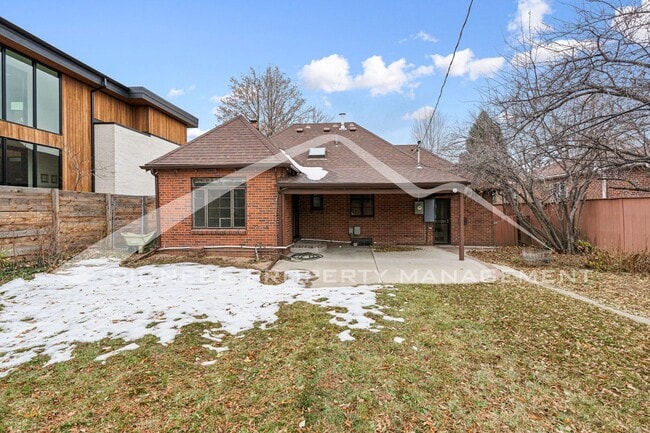 Building Photo - Spacious Home with Central AC and Washer/Dryer
