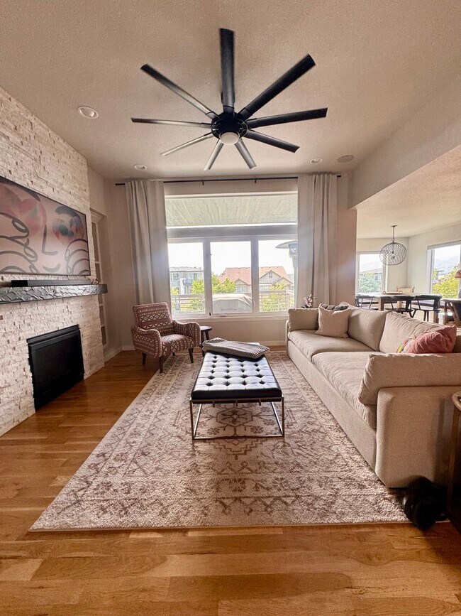 Building Photo - LUXURY 4 Bedroom home in NORTHGATE with Mountain Views