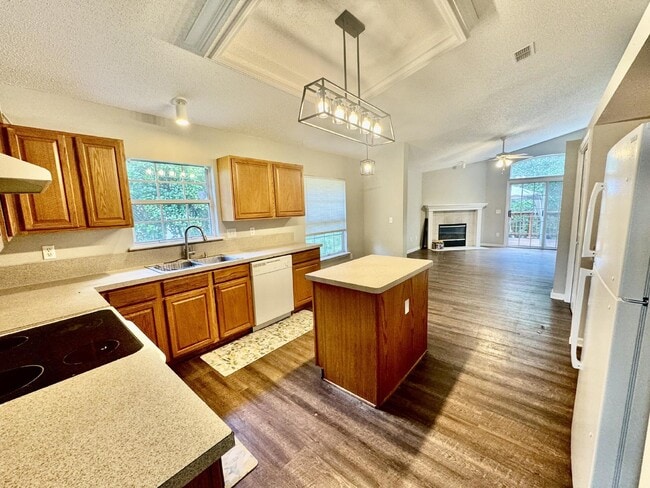 Building Photo - Spacious 4/2 Available for Rent.