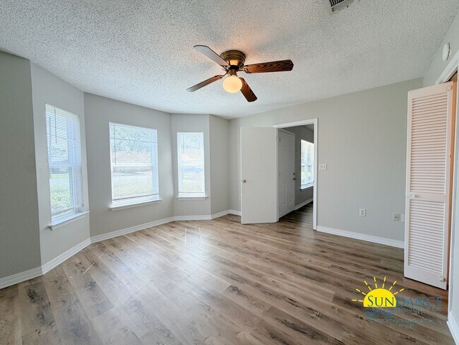 Building Photo - Newly Renovated 3 Bedroom with Oversized detached workshop/garage!