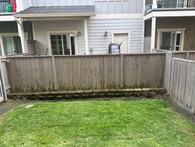 Building Photo - TOWNHOME/ 3 LEVELS W/ FENCED YARD AND GARA...