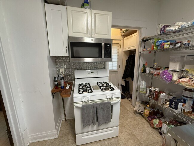 Building Photo - 1325 St James Ct