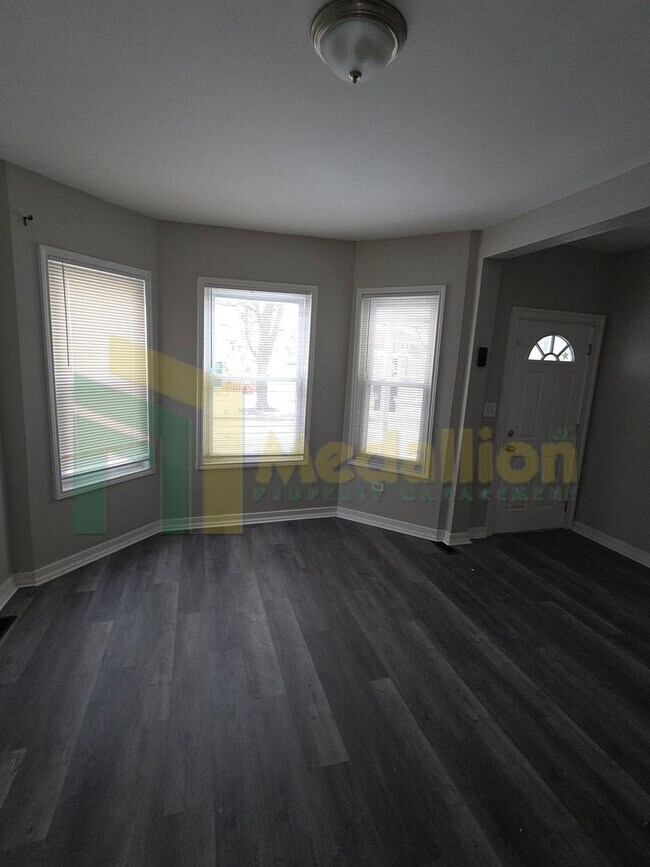 Building Photo - 3-Bedroom Duplex Downstairs unit in 2-Flat with Parking