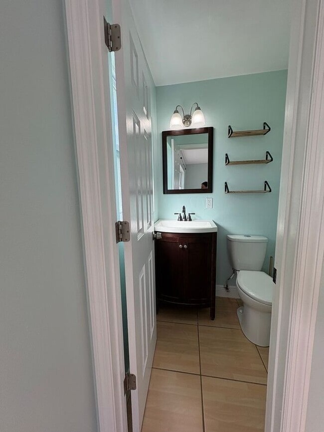 Building Photo - 3 Bedrooms on a fenced back yard and a sou...