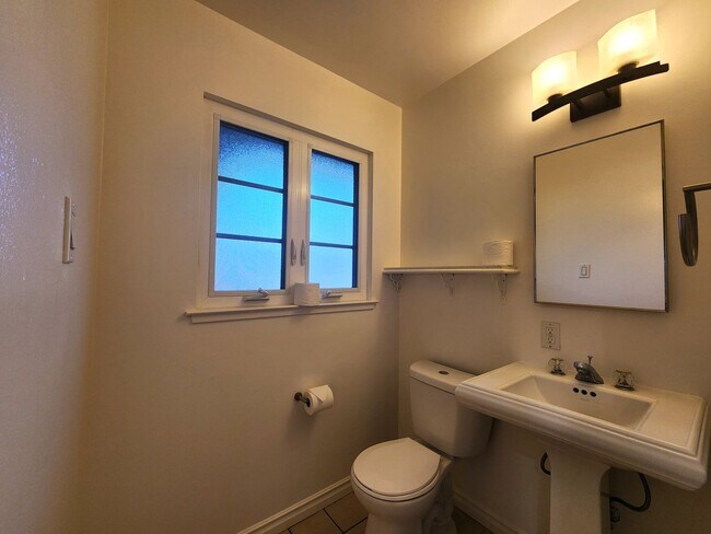 Building Photo - Charming Single Family Home Located in Sou...