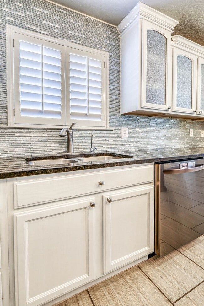 Building Photo - 5948 Anapaula Dr