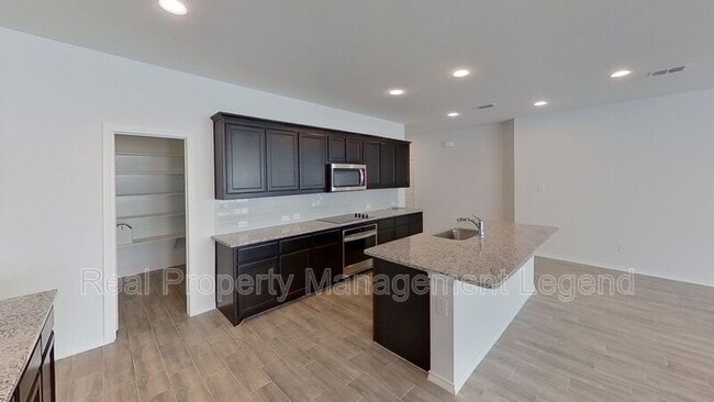 Building Photo - 8998 Fair Oaks Dr