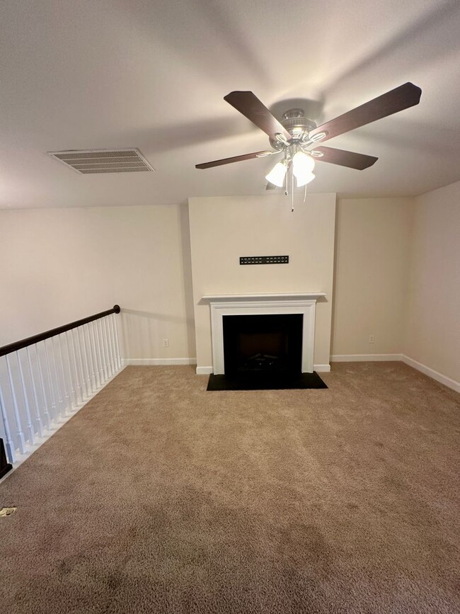 Building Photo - Spacious 3BR Townhouse in Berewick